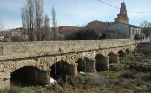 La iglesia y el puente de Venialbo